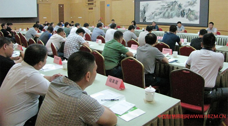 参会代表认真听取各项会议议程