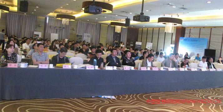 各位代表、嘉宾正在认证听取演讲报告