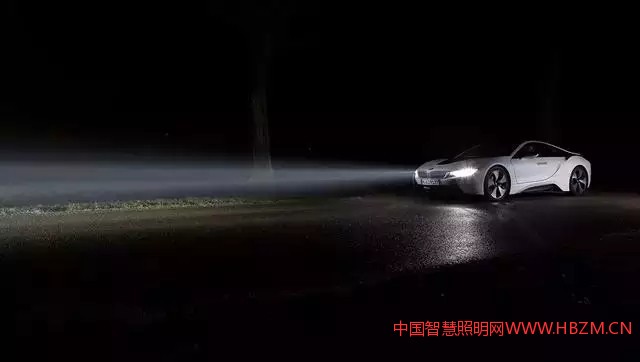 中国照明网提供:只要有足够的能量,激光大灯照射的距离只取决于人类视力的极限。