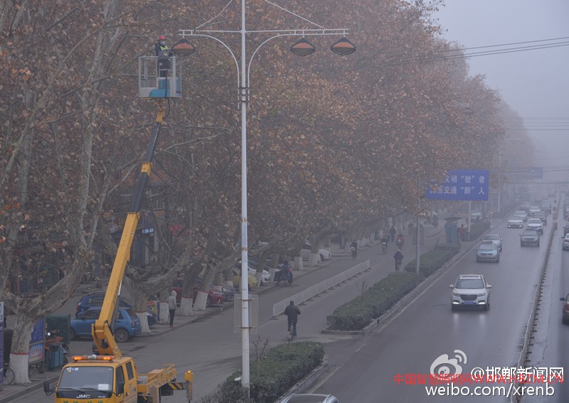 邯郸市管处路灯所加强对市区内主干道及小街巷损坏和光衰的路灯照明设备进行及时更换维修