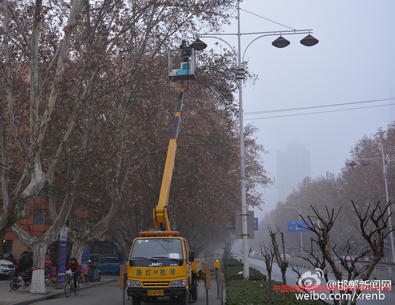 邯郸市管处路灯所加强对市区内主干道及小街巷损坏和光衰的路灯照明设备进行及时更换维修