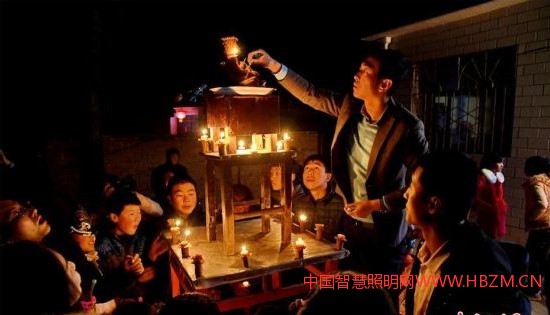 大小不一、形状各异的面灯摆成“百展灯山”,夫妻二人焚香跪拜之后,众乡邻便开始“端灯”,祈求吉祥富贵,儿孙满堂