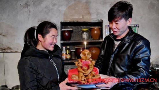 甘肃平凉崇信县乡村为新婚女子和丈夫的第一个元宵节举行了特殊而又传统的仪式——“端灯”