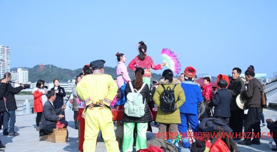 市民朋友在码头围观表演.jpg