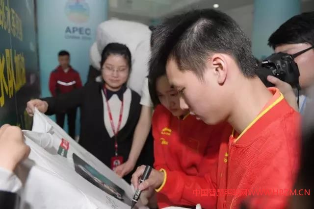 世界冠军陈艾森、任茜现场签名助威T-恤