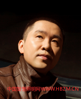 灯光设计师,正是郑见伟