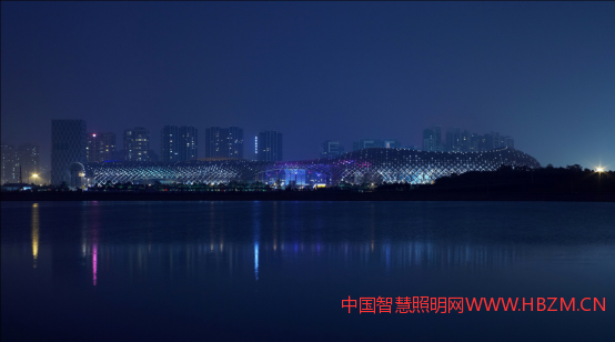 灯光设计师,正是郑见伟