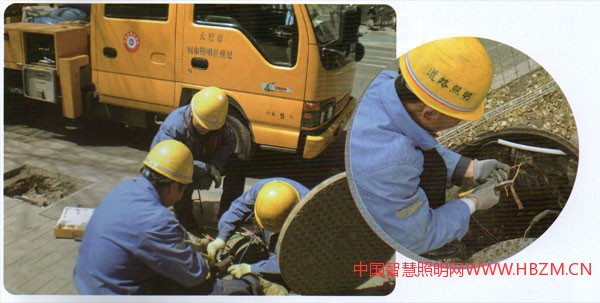 太原市城市照明管理处依照设施维护排查养护计划,检修损坏灯具、受损的杆门、更换损坏的井具线缆、排查配电柜、变电箱,