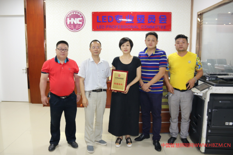 ▲轮值会长交接仪式 本期轮值会长蒋足辉(中)