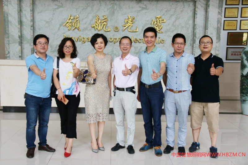 中山市湖南商会LED专业委员会会长彭继辉(中)、轮值会长蒋足辉(左三)、朱金林(右三)、秘书长汪翱翔(右二)、副秘书长贺望(左一)、邓菊香(左二)、会员黎辉煌(右一)