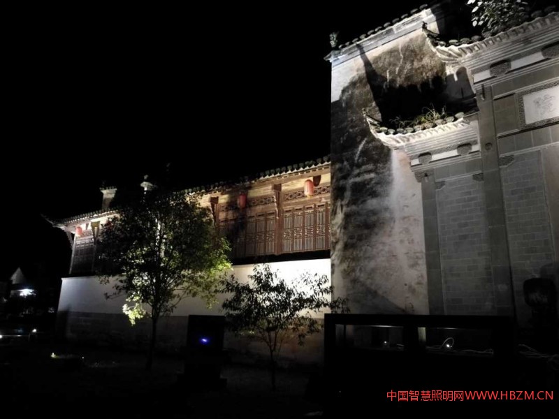 图注:几盏灯打亮了书院建筑,又形成光影可读和建筑结构可视,这是一次有意义的灯光试验。(江海阳摄影)