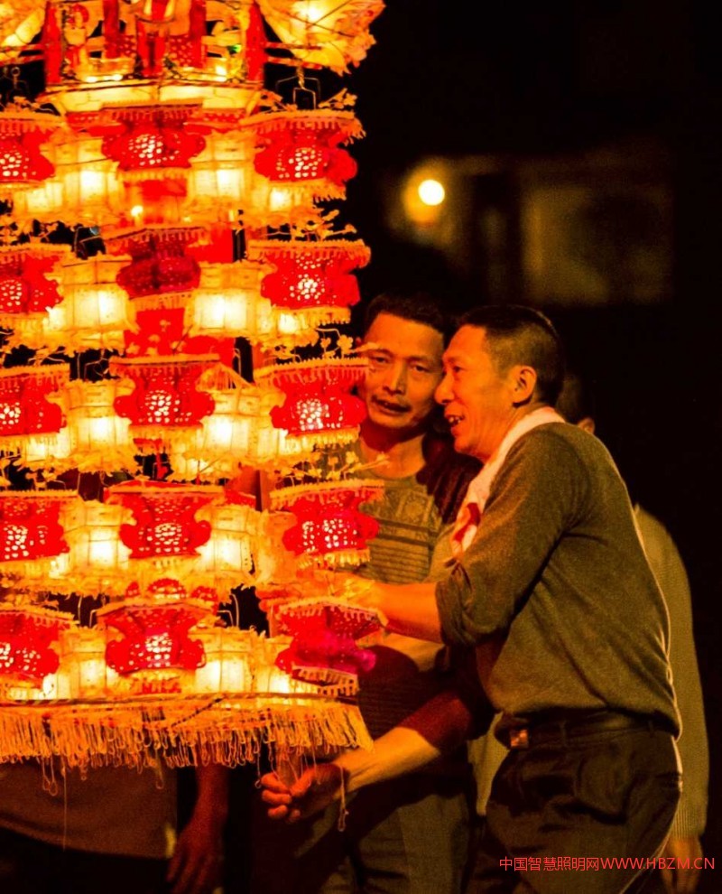 图注:连城芷溪花灯,已经成为每年必须发生的风俗典范被一代代人传递着。(江海阳摄影)