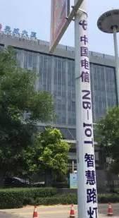 马路两旁的路灯开关时间、照明亮度都可以自动化地实时控制,高效节能还能方便行人。