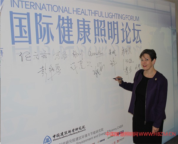 国际照明委员会第三分部部长Jennifer A.Veitch,Ph.D.在2017国际健康照明论坛签字