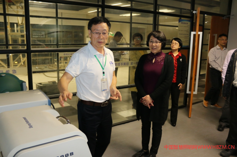 ▲国家发改委产业协调司副巡视员李忠娟(右)参观华标检测实验室