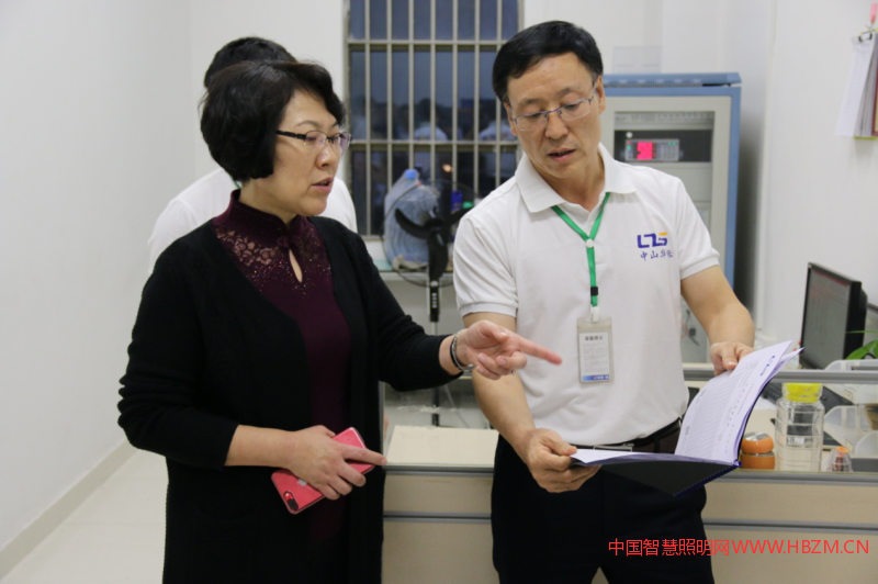 ▲彭总向李忠娟副巡视员汇报测试数据及流程