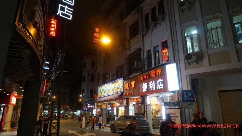 钠灯的光让城市回归古朴