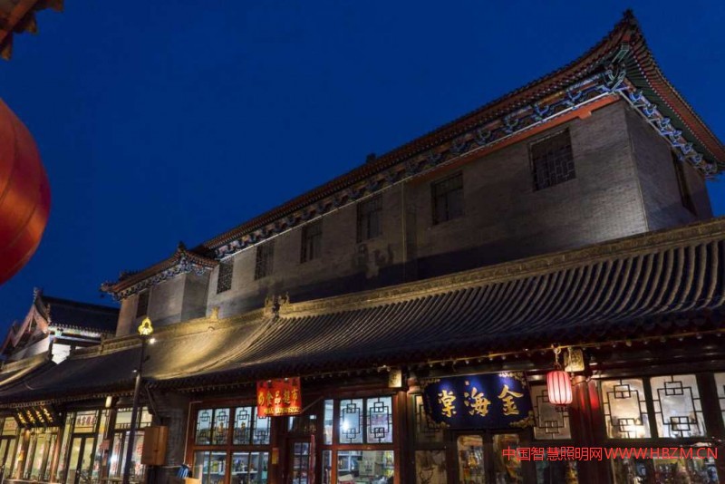 灯光只对必要的建筑构件塑型
