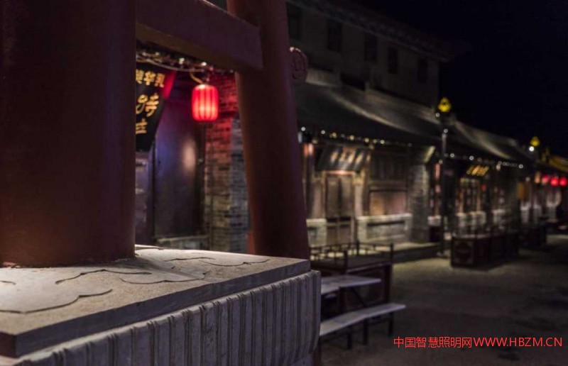 这就是射灯所营造的戏剧感和情景感