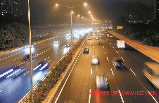 ▲北环大道安托山路段夜晚路灯明亮