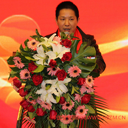 ▲中山市湖南商会LED专业委员会秘书长汪翱翔做总结报告