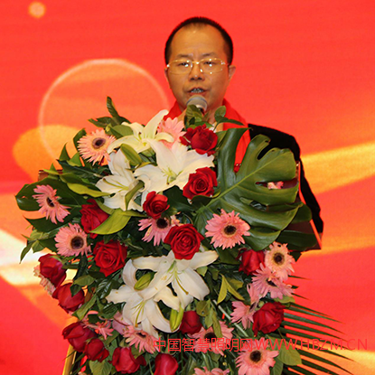 ▲中山市湖南商会LED专业委员会会长彭继辉致欢迎词