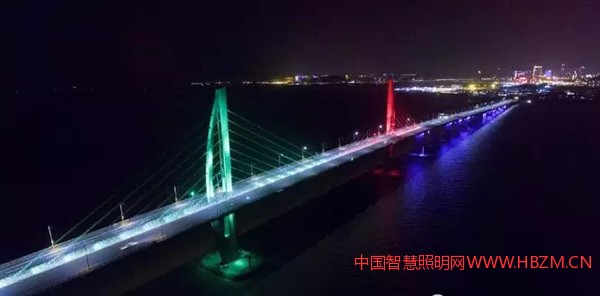 九洲航道桥“风帆”塔,装饰照明采用多变的色彩元素