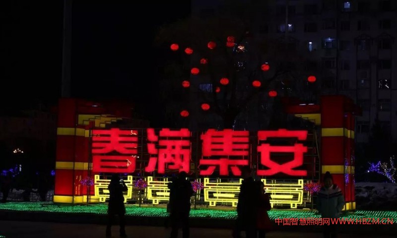中间一句暖心的“回家过年”成为联系游子与家乡的桥梁,