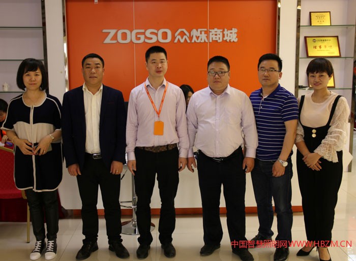 ▲LED专业委员会轮值会长龙开湘(左二)、刘登明(右三)、理事、众烁照明总经理冯善华(左三)