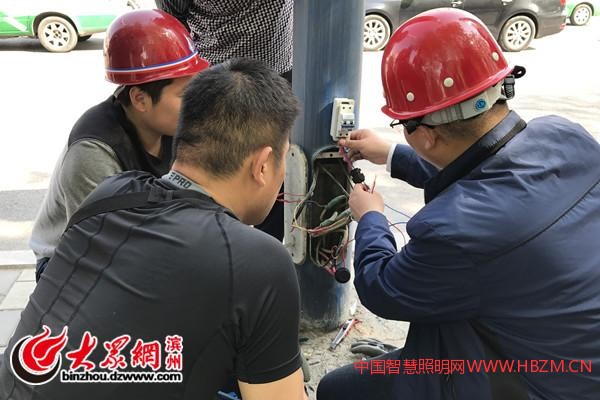 滨州市路灯处创新路灯线路 试验安装三防接线卡