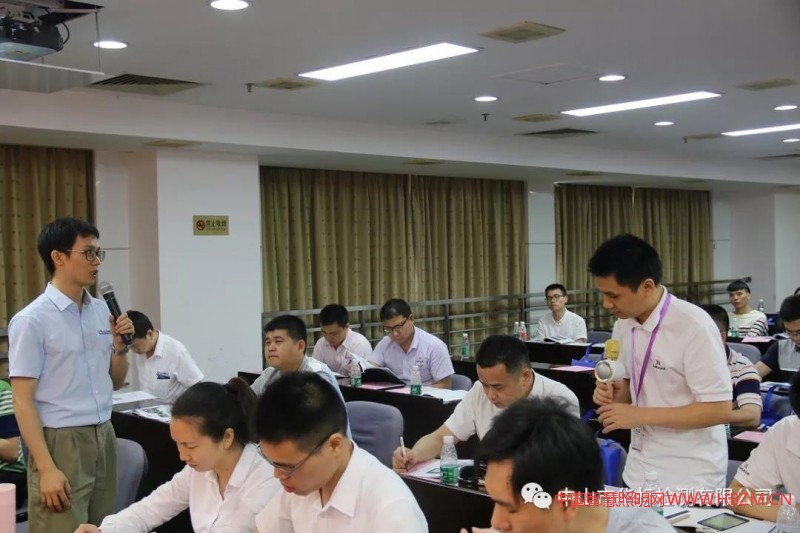 ▲企业代表踊跃参与提出疑问