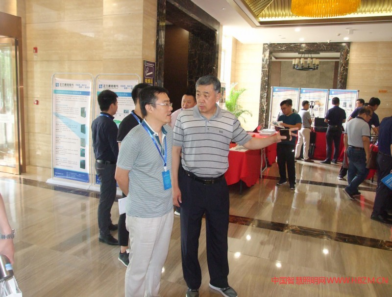 会议期间领导和专家参观了高端的照明产品和设备