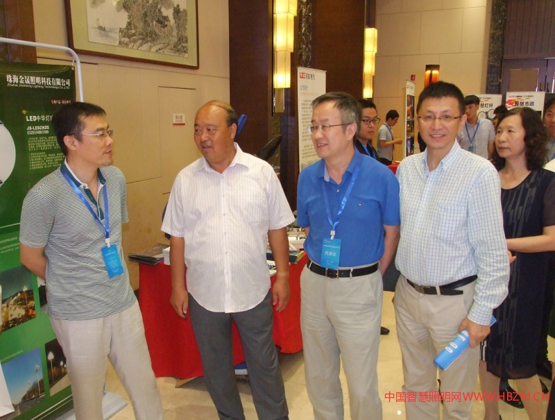 会议期间领导和专家参观了高端的照明产品和设备
