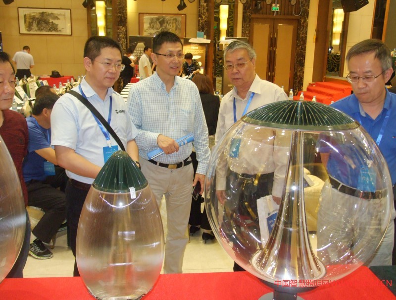 会议期间领导和专家参观了高端的照明产品和设备