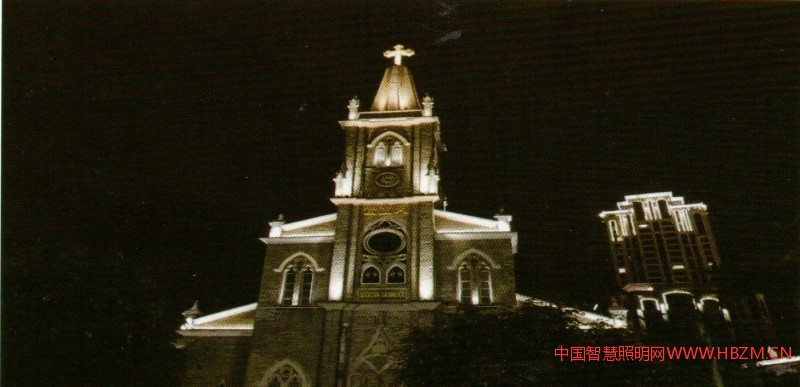 原本这栋历史建筑在夜晚黯淡无光,经过补充提升以后,建筑的细节被概括地提炼出来,很好地表达了宗教氛围。