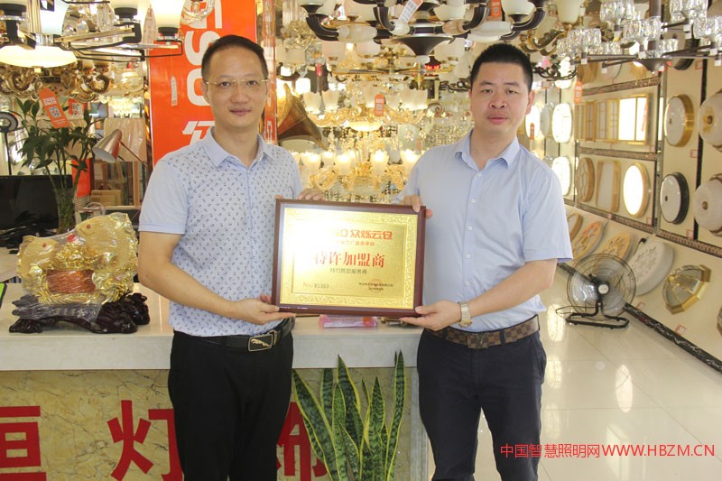 众烁云仓总经理冯善华(右)在旗舰店与黄总合影