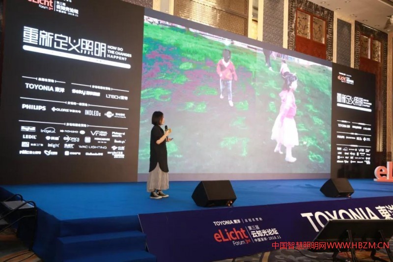 ▲Assbook设计食堂创始人 尤扬,屏幕上的是第一届城事设计节上洪伟翔的灯光艺术作品