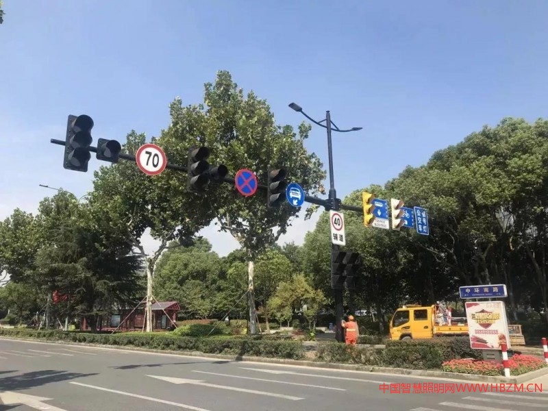 嘉兴市区中环南路和花园路交叉口智慧灯杆