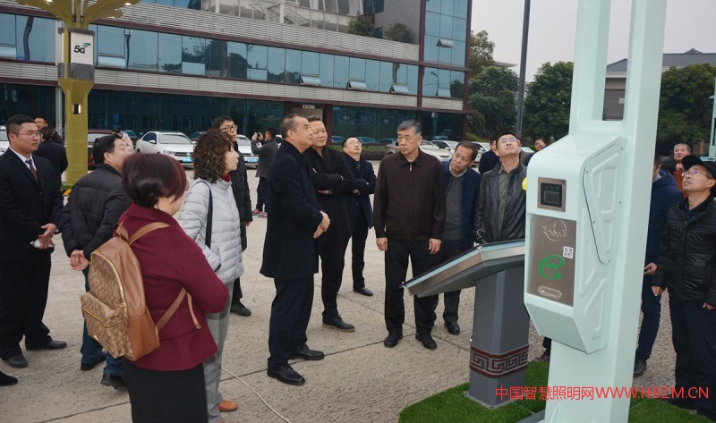 全体参会代表参观考察了德阳市恒达灯具制造有限公司