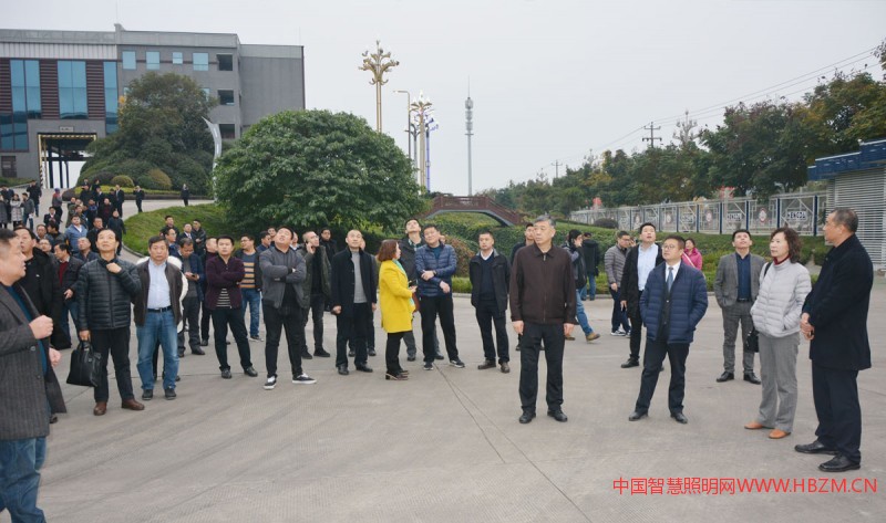 全体参会代表参观考察了德阳市恒达灯具制造有限公司