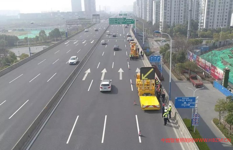 防撞型照明工程维护车