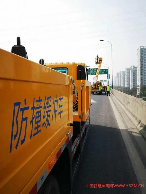 防撞型照明工程维护车防撞吸能装置