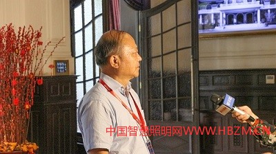  梁荣庆理事长和郝洛西教授接受记者采访