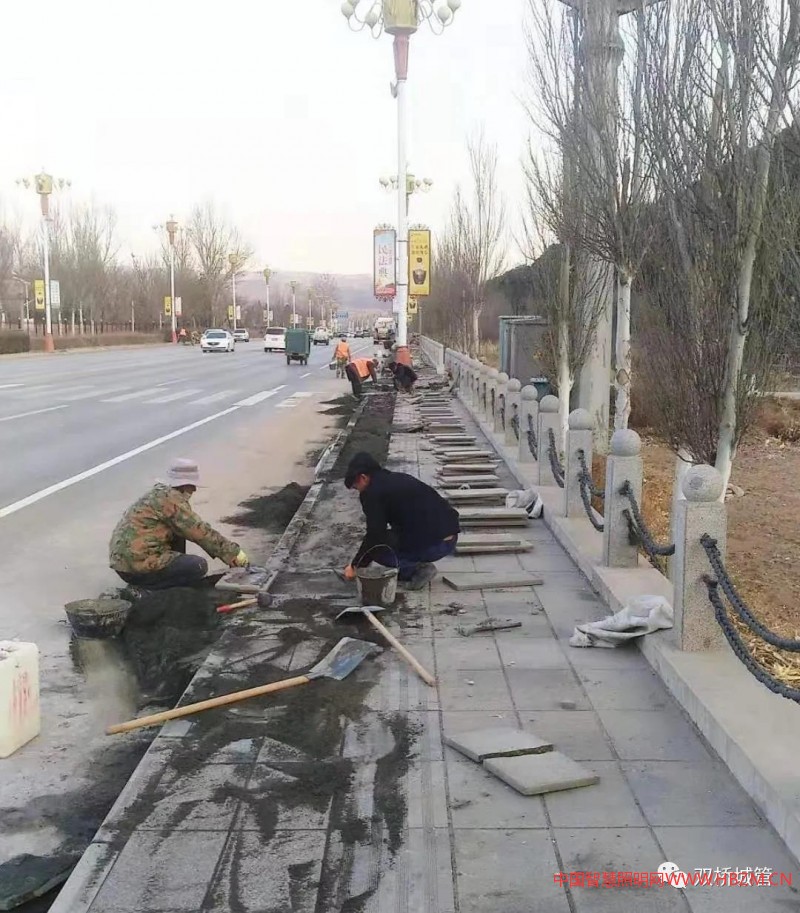 双桥区城管局加大对路灯照明设施养护力度,提高路灯照明服务质量,让人民群众行的舒心。