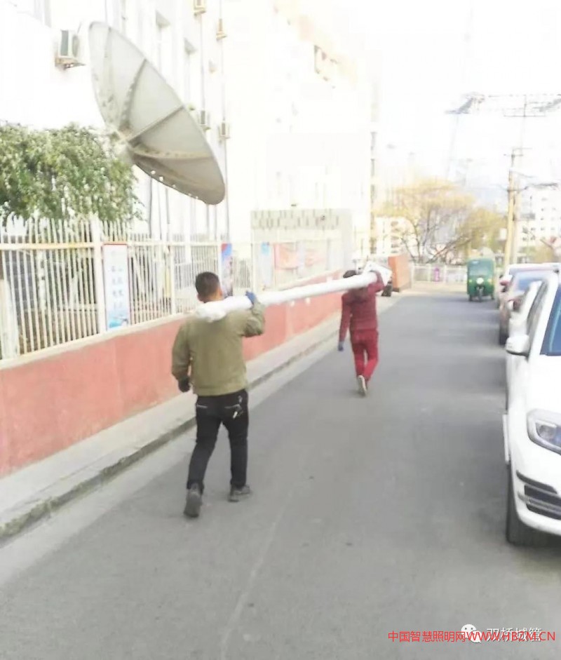 双桥区城管局加大对路灯照明设施养护力度,提高路灯照明服务质量,让人民群众行的舒心。