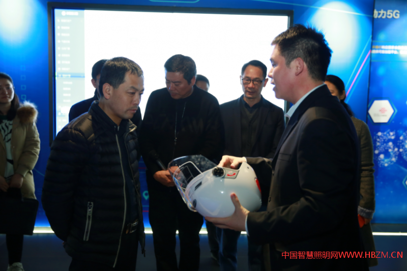 市委常委王华率市工信局一行，对智慧路灯机器人应用场景进行调研
