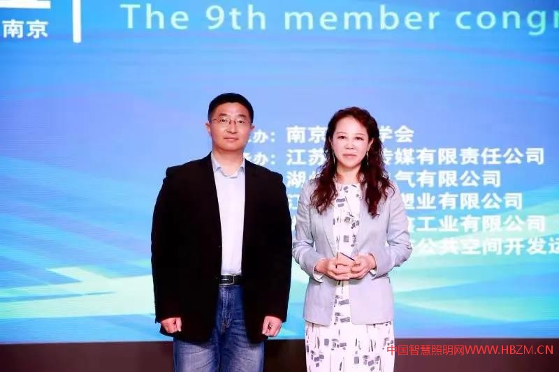 市科协学术部部长孟亮为沈茹同志颁奖