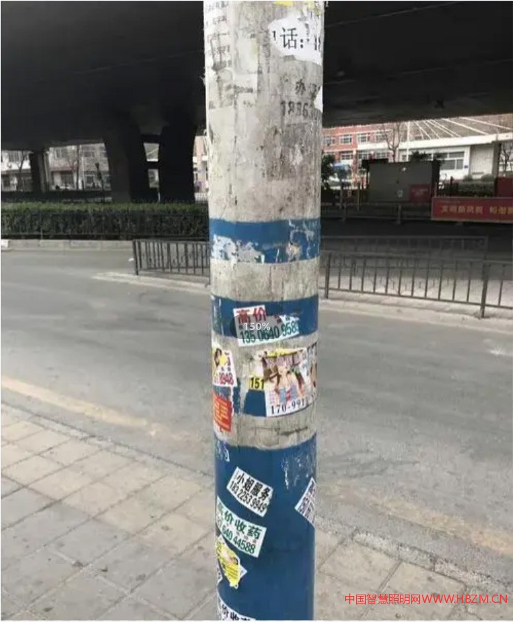城市照明灯杆上面粘贴小广告及涂鸦现象也是屡禁不止