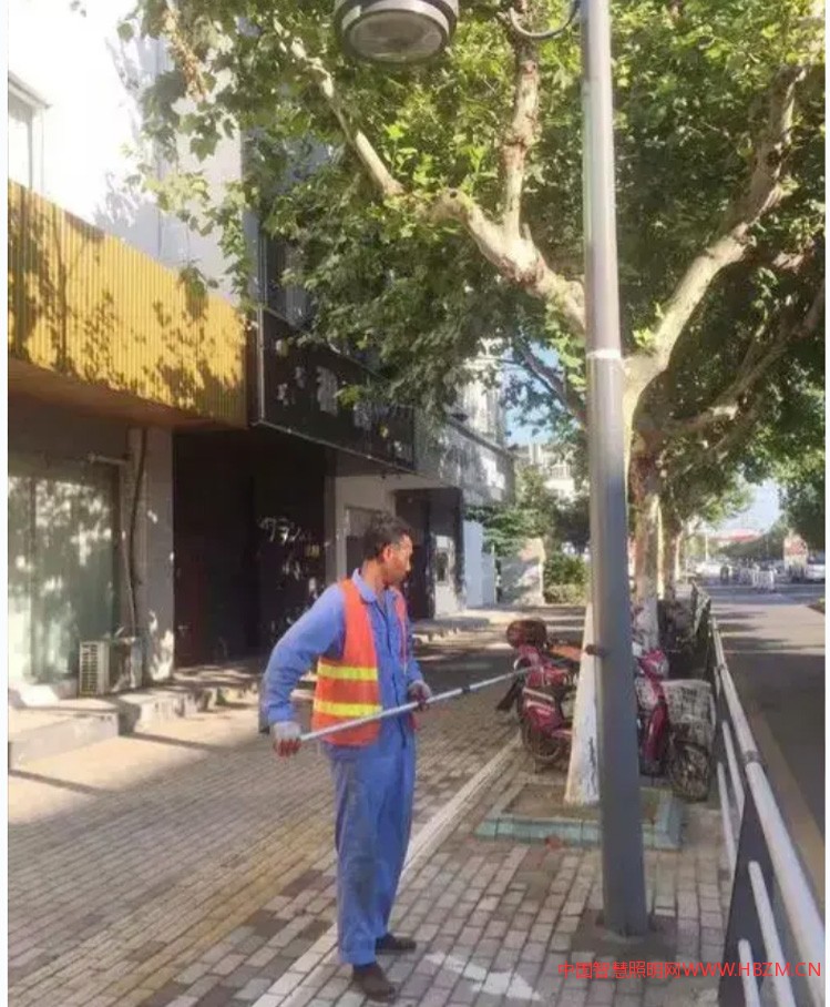 我们涂刷后的城市照明灯杆基本没有小广告的出现