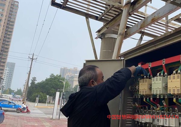检修路灯 为国庆添彩